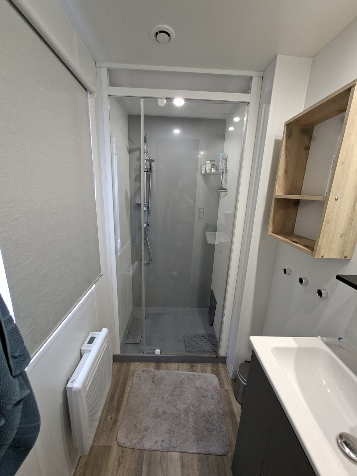 Salle de bain avec grande douche