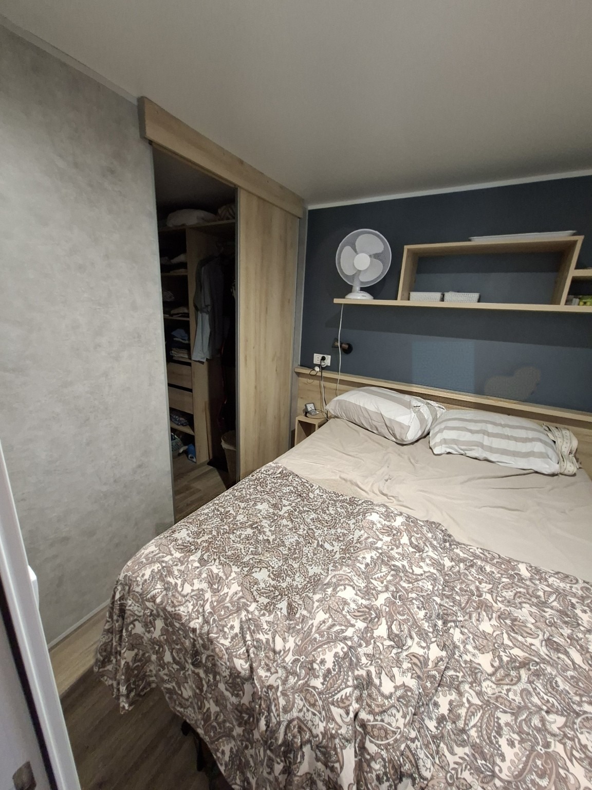 Chambre principale avec lit double