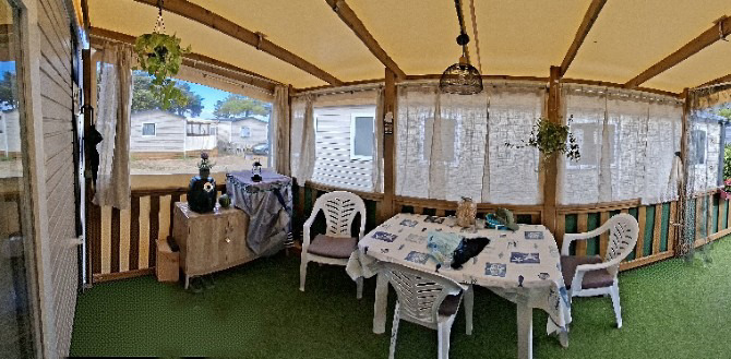 Véranda couverte avec table à manger
